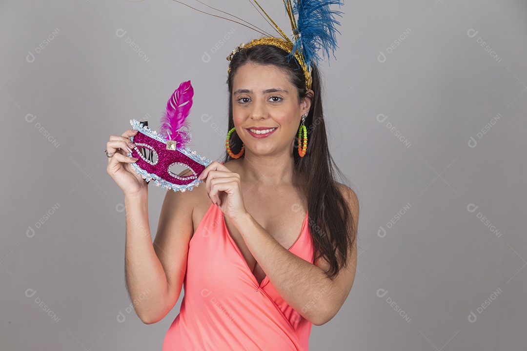 Mulher linda jovem garota fantasiado para carnaval sobre fundo isolado.