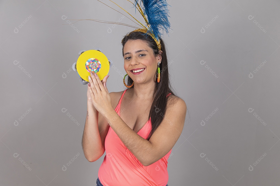 Mulher linda jovem garota fantasiado para carnaval sobre fundo isolado.