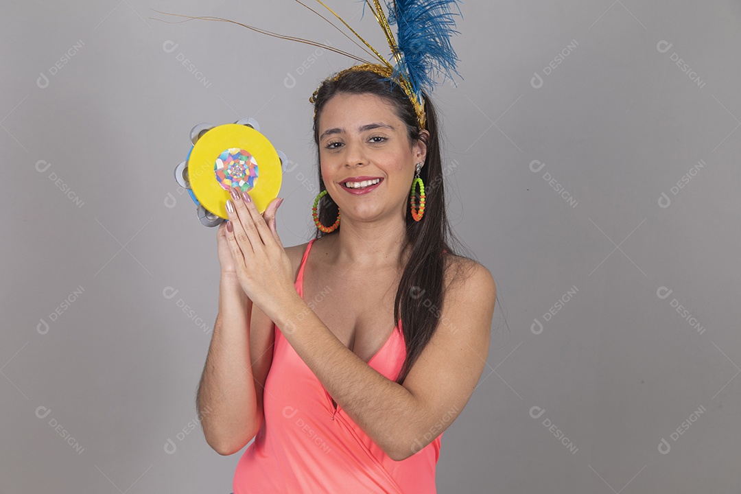Mulher linda jovem garota fantasiado para carnaval sobre fundo isolado.