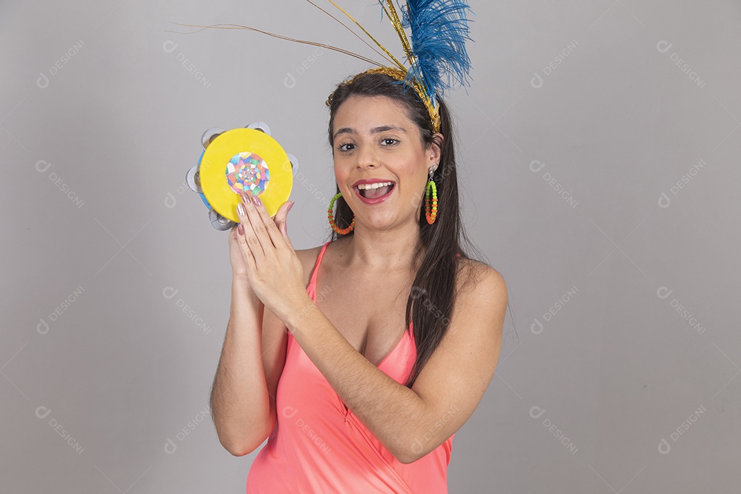 Mulher linda jovem garota fantasiado para carnaval sobre fundo isolado.