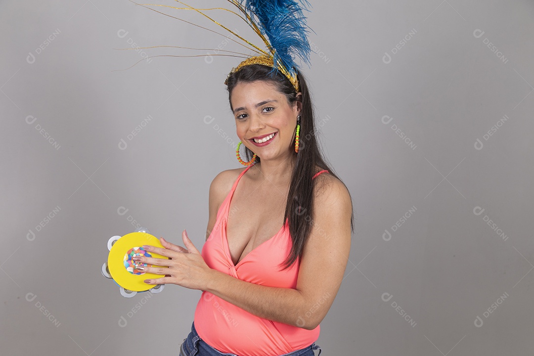 Mulher linda jovem garota fantasiado para carnaval sobre fundo isolado.