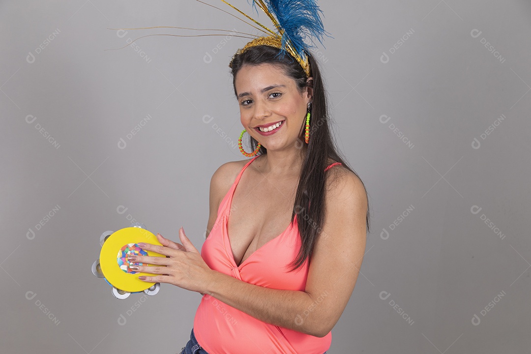 Mulher linda jovem garota fantasiado para carnaval sobre fundo isolado.