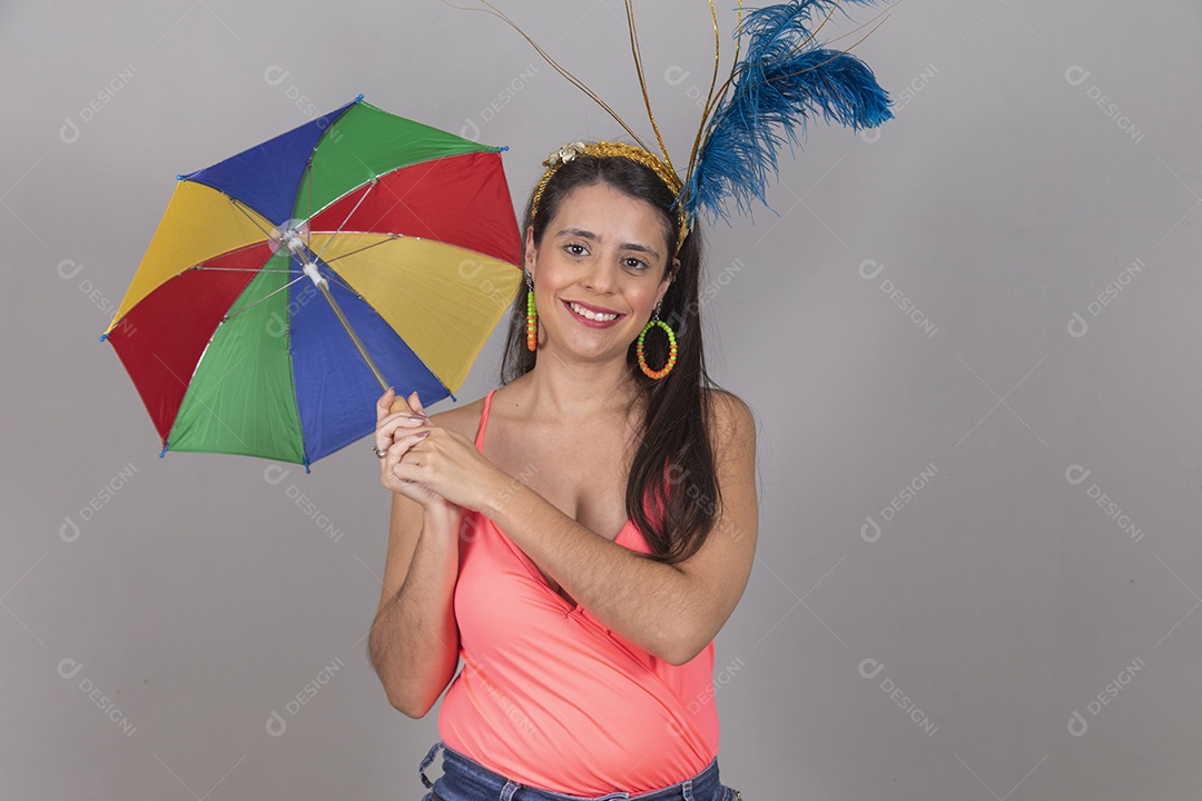 Mulher linda jovem garota fantasiado para carnaval sobre fundo isolado.