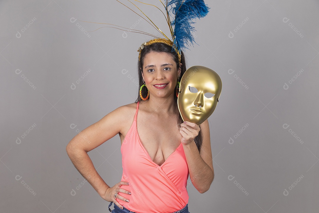 Mulher linda jovem garota fantasiado para carnaval sobre fundo isolado.