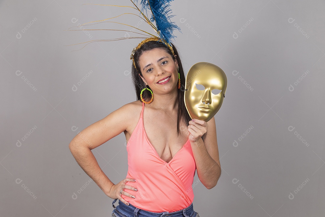 Mulher linda jovem garota fantasiado para carnaval sobre fundo isolado.