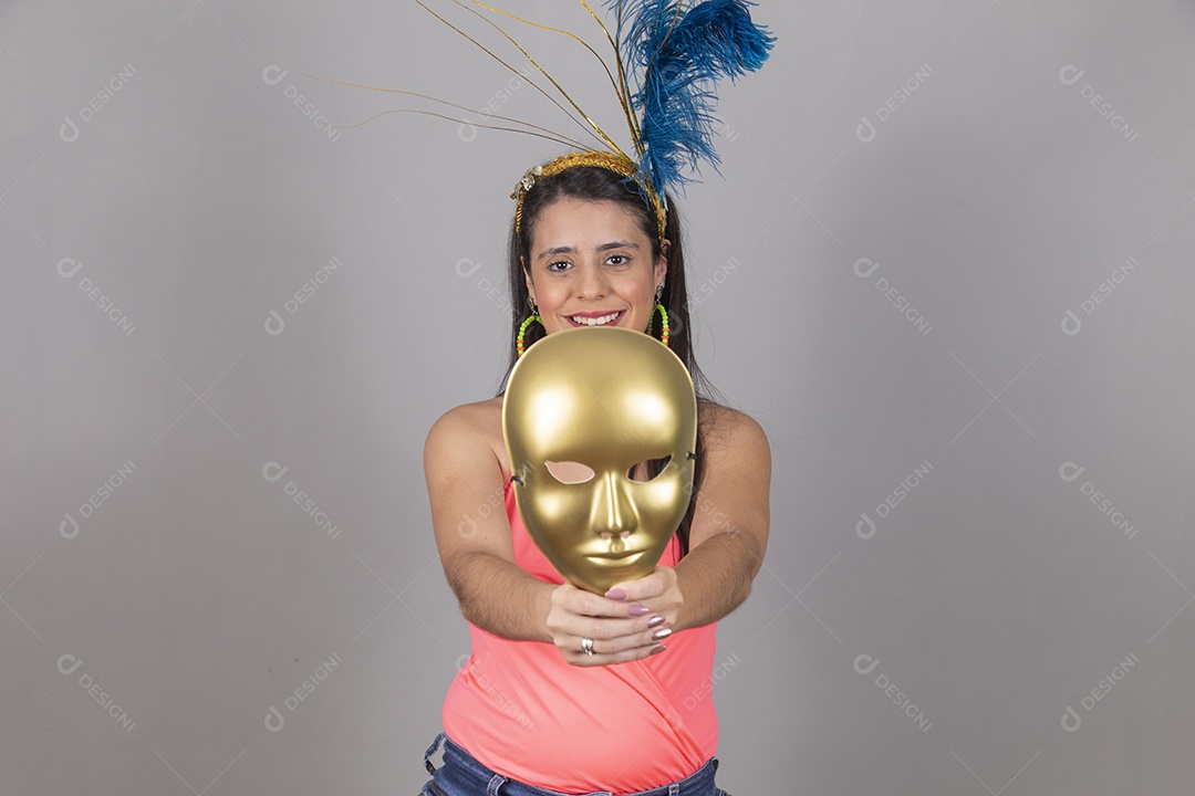 Mulher linda jovem garota fantasiado para carnaval sobre fundo isolado.
