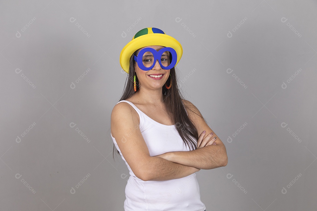 Mulher linda jovem garota fantasiado para carnaval sobre fundo isolado.