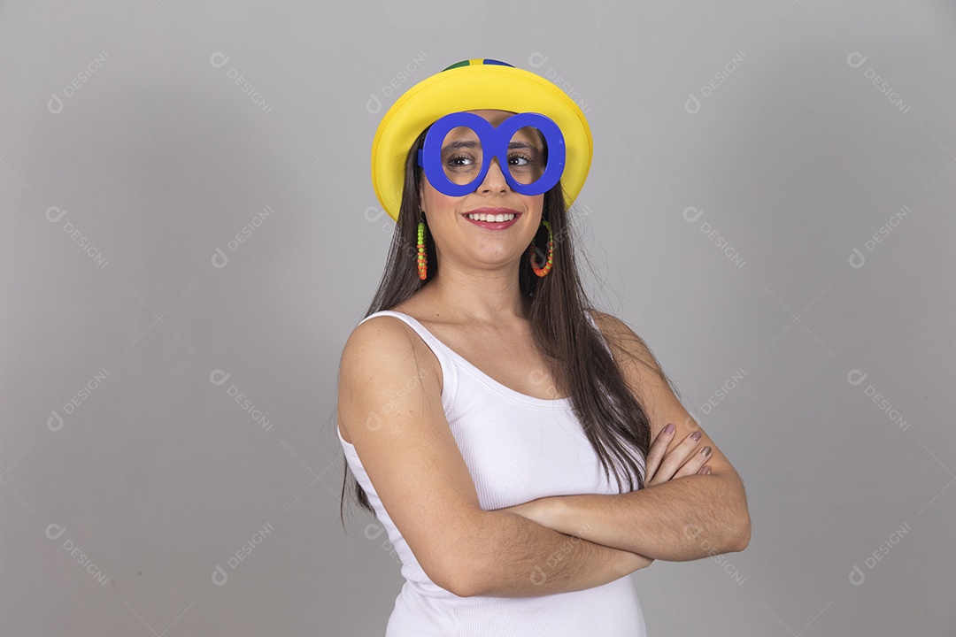 Mulher linda jovem garota fantasiado para carnaval sobre fundo isolado.