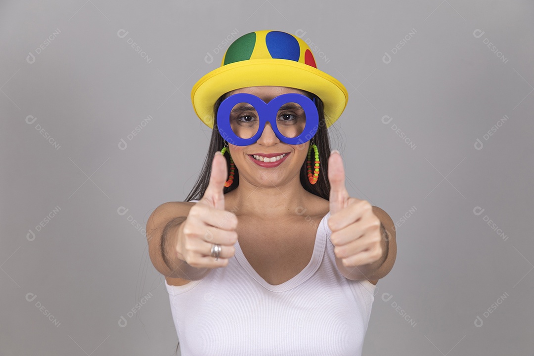 Mulher linda jovem garota fantasiado para carnaval sobre fundo isolado.