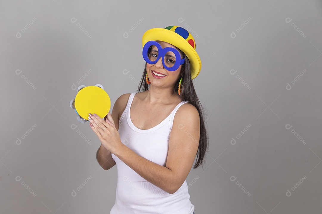 Mulher linda jovem garota fantasiado para carnaval sobre fundo isolado.