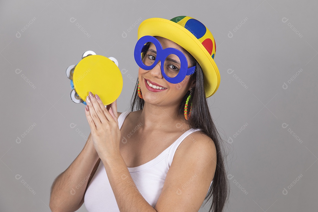 Mulher linda jovem garota fantasiado para carnaval sobre fundo isolado.