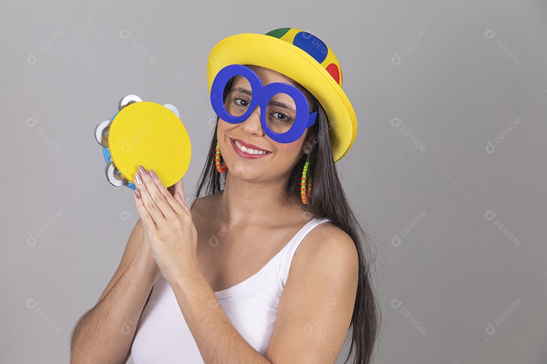 Mulher linda jovem garota fantasiado para carnaval sobre fundo isolado.