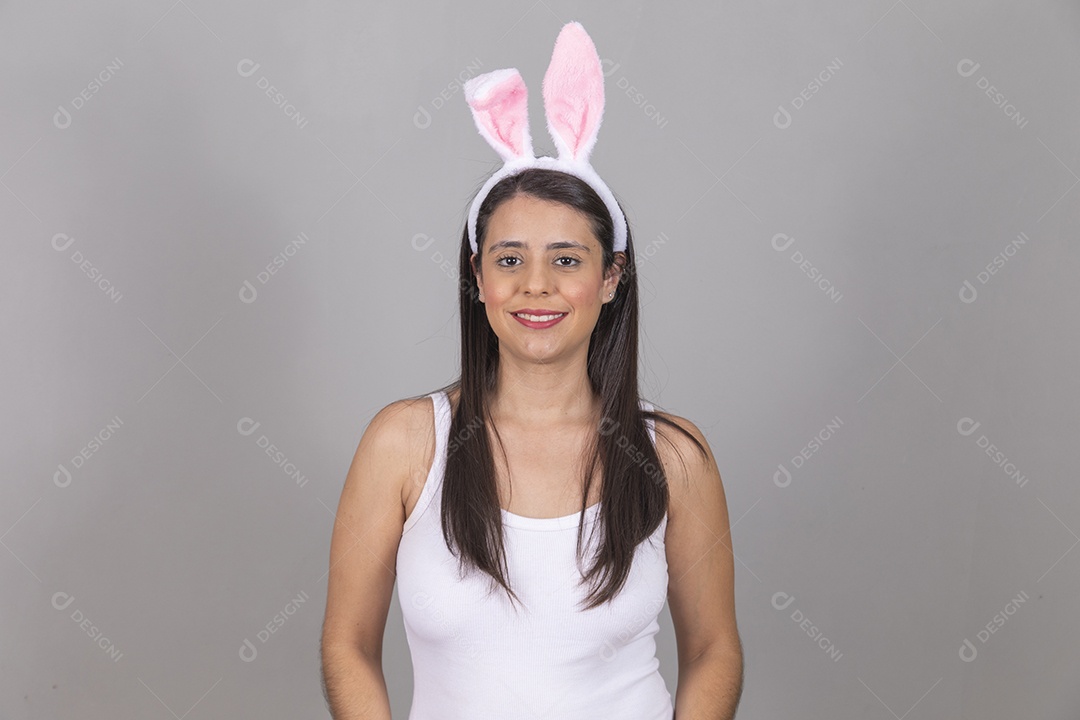 Mulher jovem garota sorridente e feliz usando tiara de coelho da páscoa