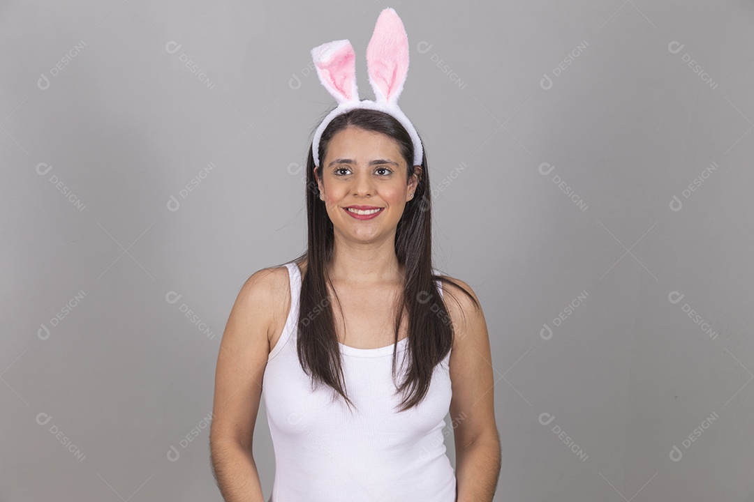 Mulher jovem garota sorridente e feliz usando tiara de coelho da páscoa