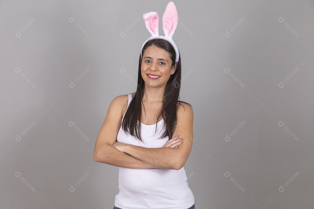 Mulher jovem garota sorridente e feliz usando tiara de coelho da páscoa