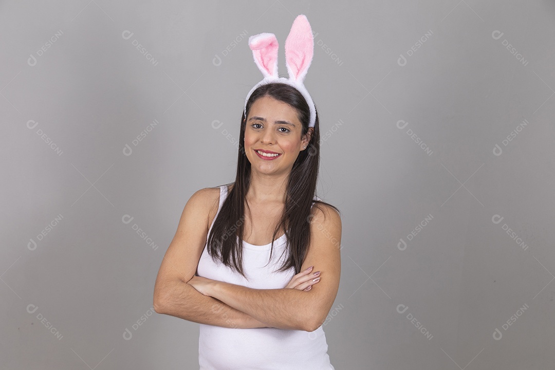 Mulher jovem garota sorridente e feliz usando tiara de coelho da páscoa