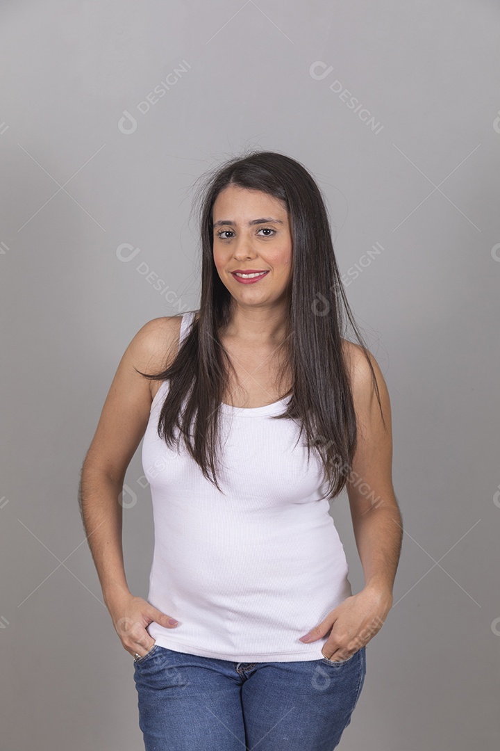 Mulher jovem garota sorridente e feliz sobre fundo isolado