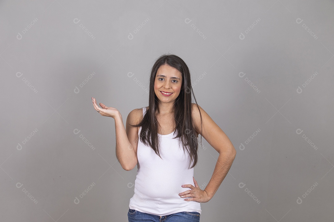 Mulher jovem garota sorridente e feliz sobre fundo isolado