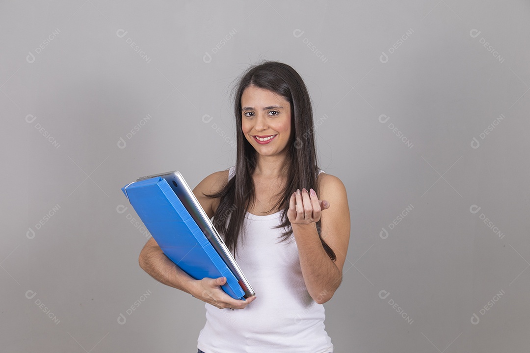 Mulher jovem garota sorridente feliz segurando material escolar