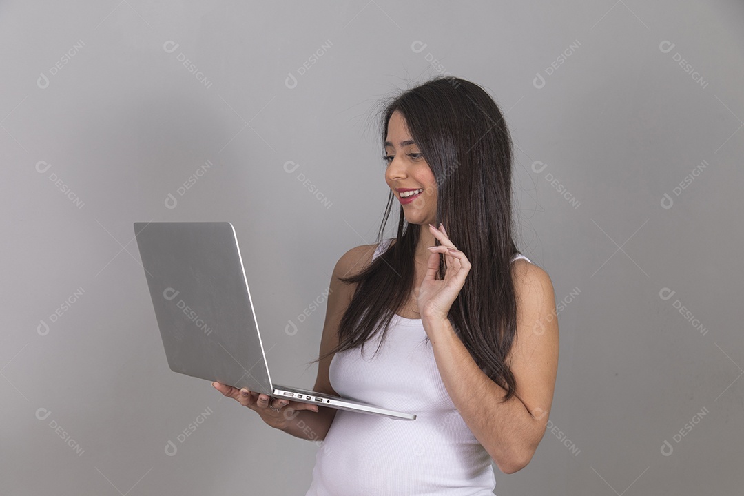 Mulher jovem garota sorridente feliz segurando notebook