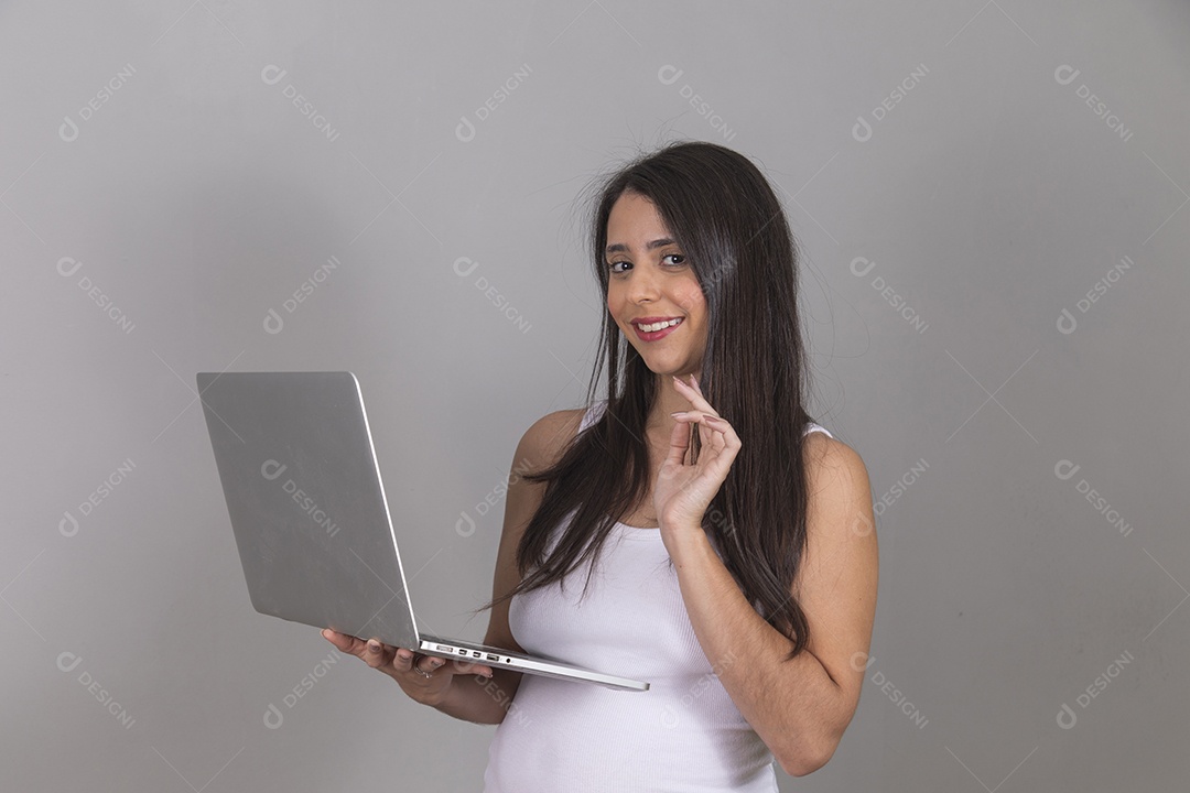 Mulher jovem garota sorridente feliz segurando notebook