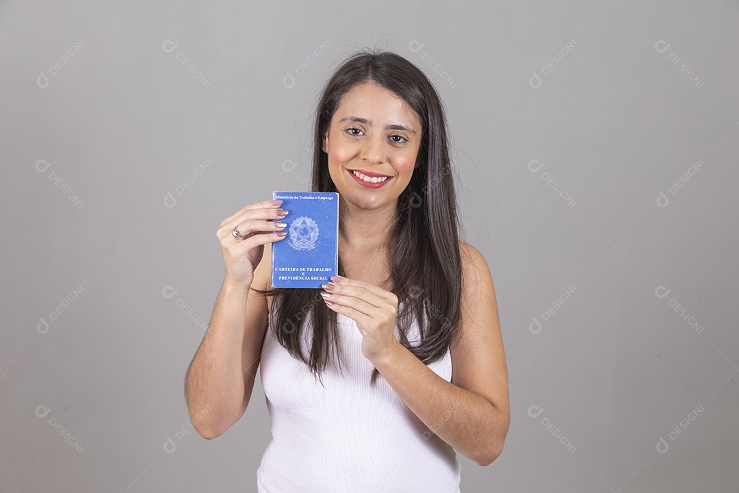 Mulher jovem garota sorridente e feliz segurando celular