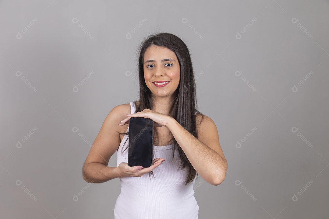 Mulher jovem garota sorridente e feliz segurando celular