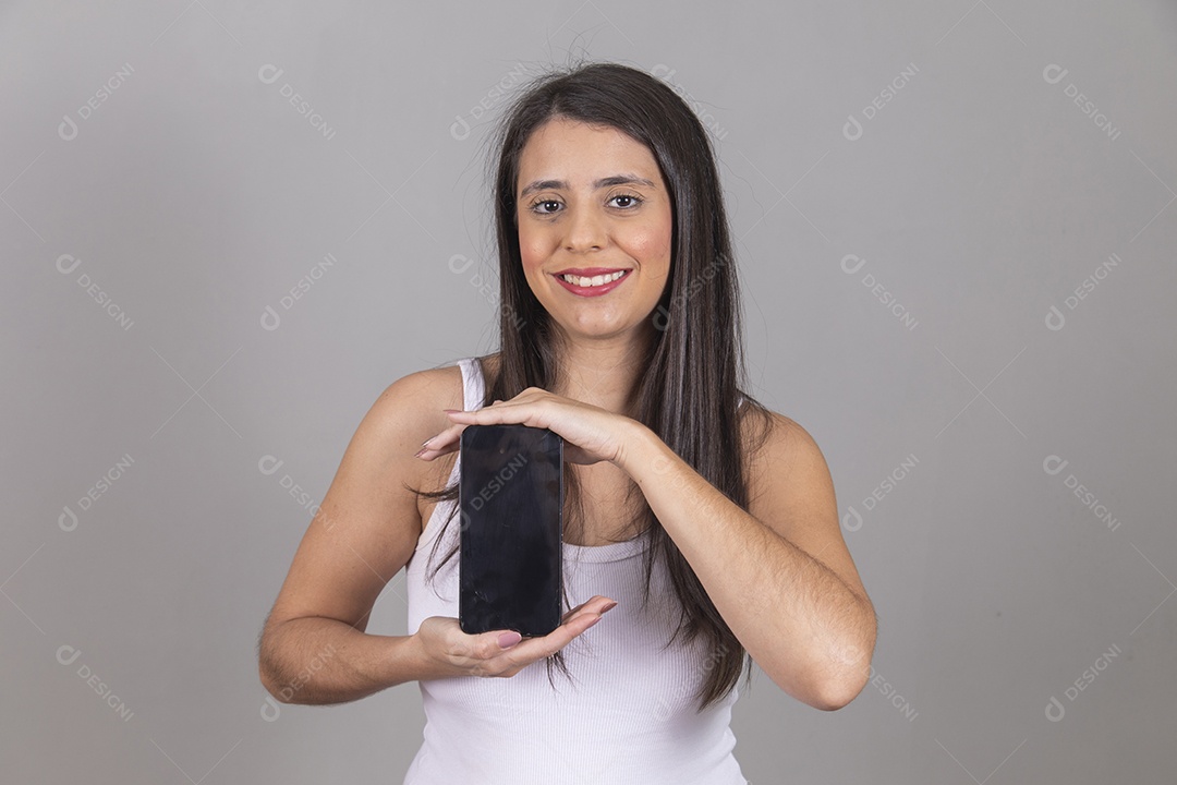 Mulher jovem garota sorridente e feliz segurando celular