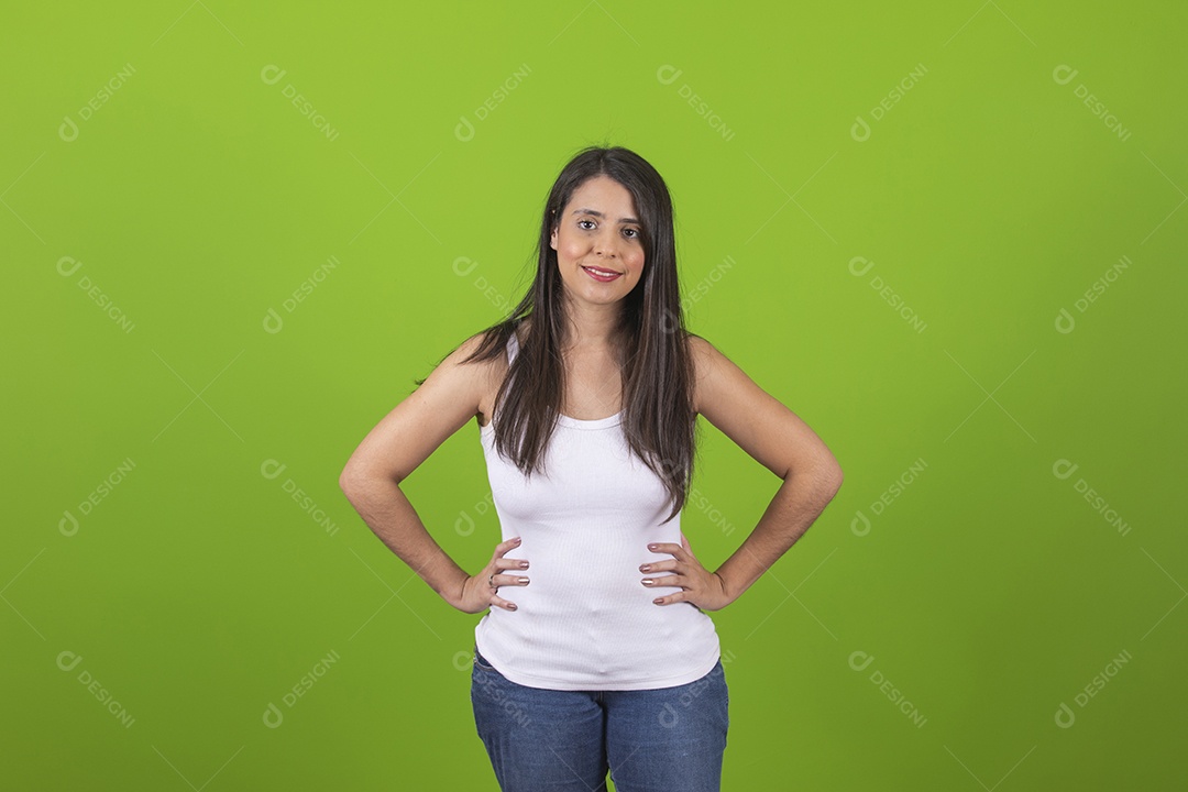 Mulher jovem garota sorridente e feliz sobre fundo isolado