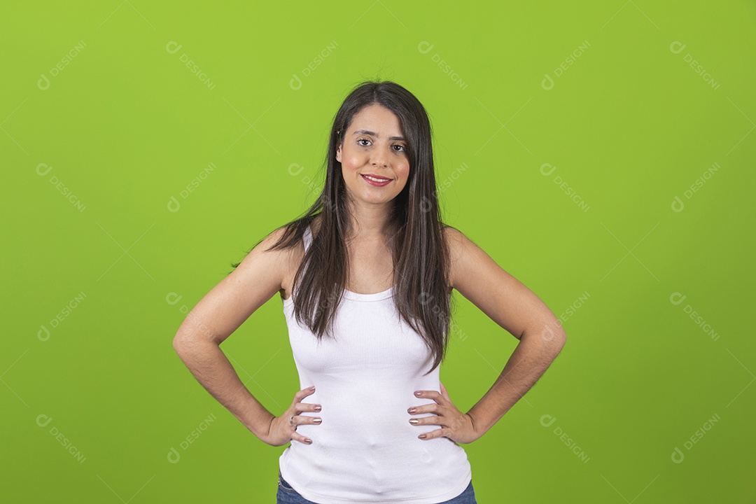 Mulher jovem garota sorridente e feliz sobre fundo isolado