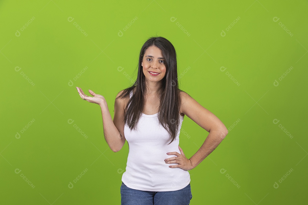 Mulher jovem garota sorridente e feliz sobre fundo isolado