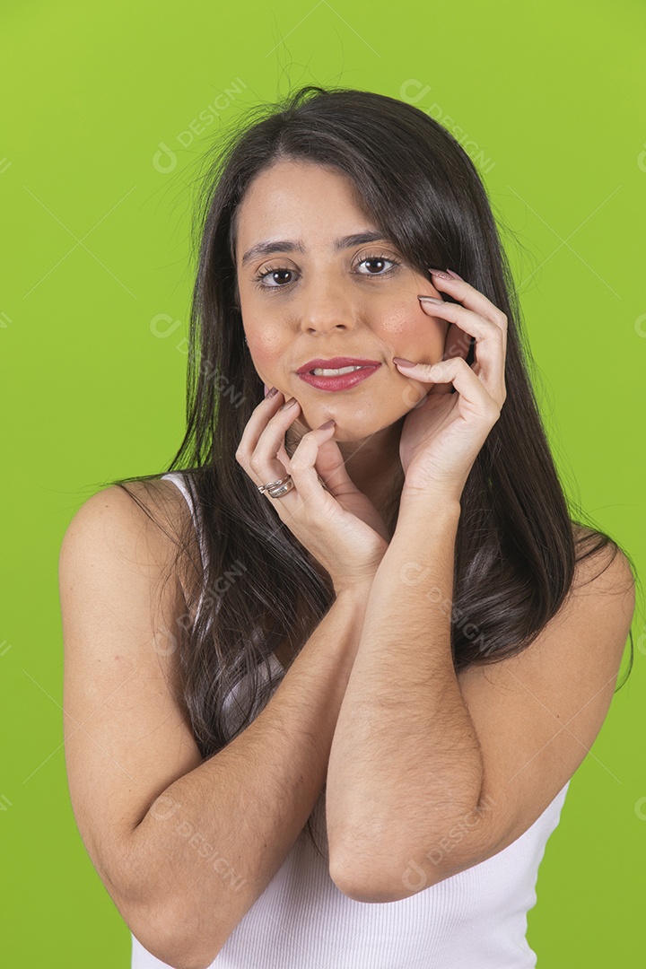 Mulher jovem garota sorridente e feliz sobre fundo isolado