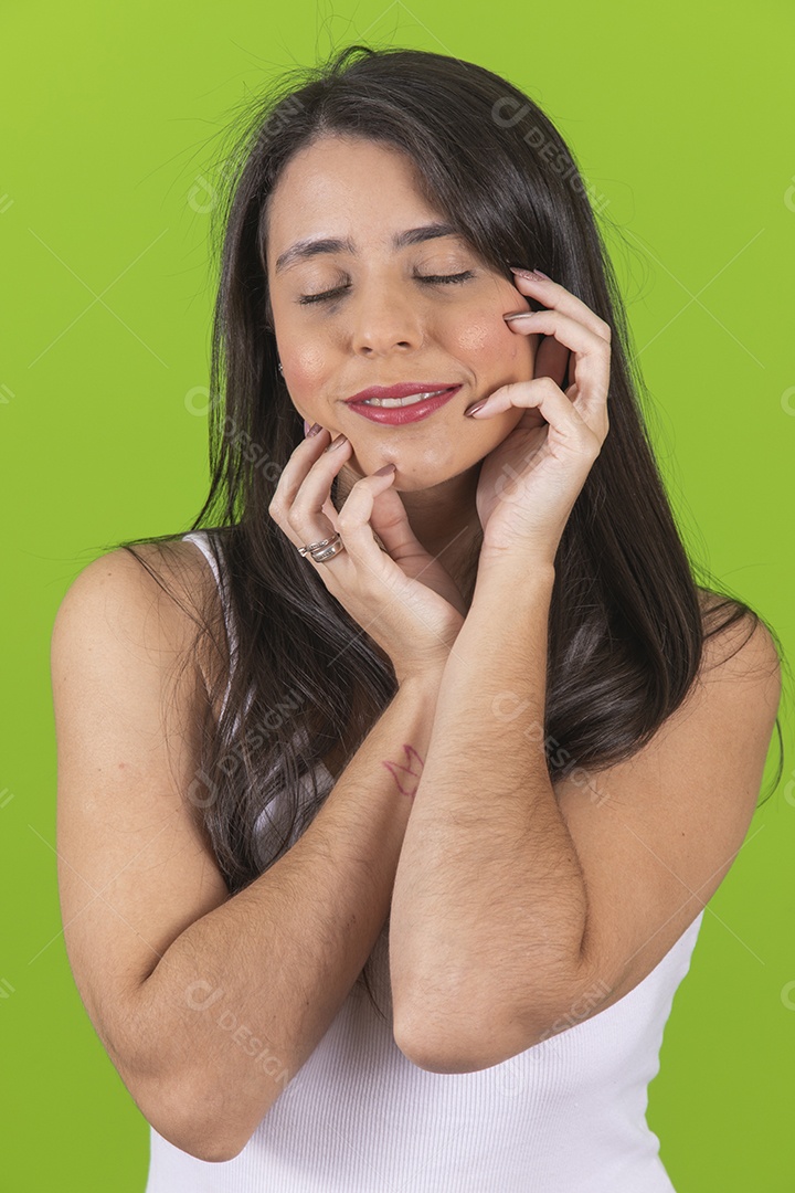 Mulher jovem garota sorridente e feliz sobre fundo isolado