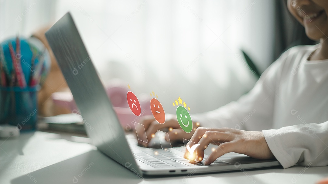 Mulher inteligente usa smartphone escolhendo ícone de sorriso feliz verde.