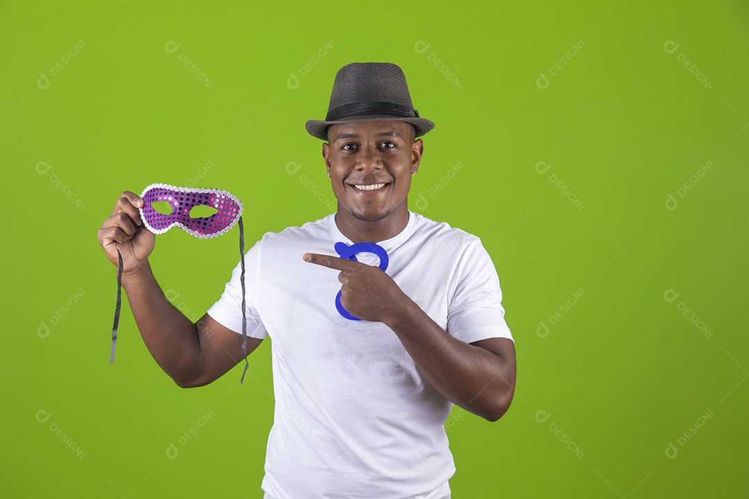 Homem jovem garoto negro fantasiado para carnaval sobre fundo isolado.