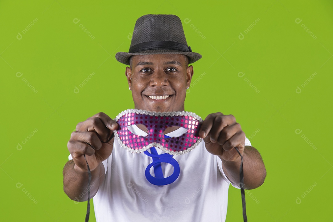 Homem jovem garoto negro fantasiado para carnaval sobre fundo isolado.