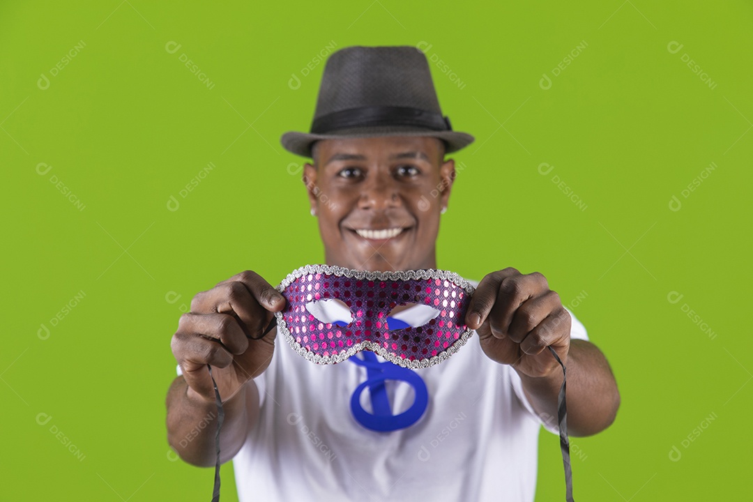 Homem jovem garoto negro fantasiado para carnaval sobre fundo isolado.