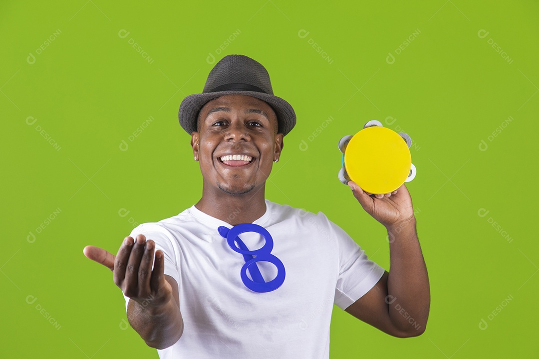 Homem jovem garoto negro fantasiado para carnaval sobre fundo isolado.