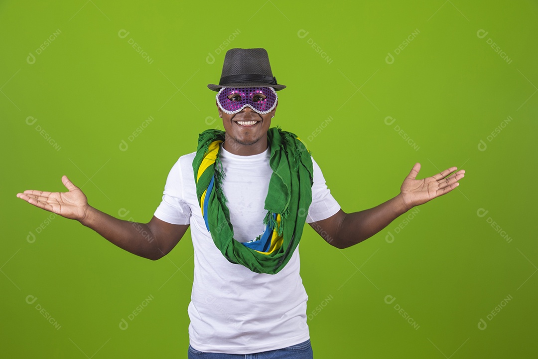 Homem jovem garoto negro fantasiado para carnaval sobre fundo isolado.
