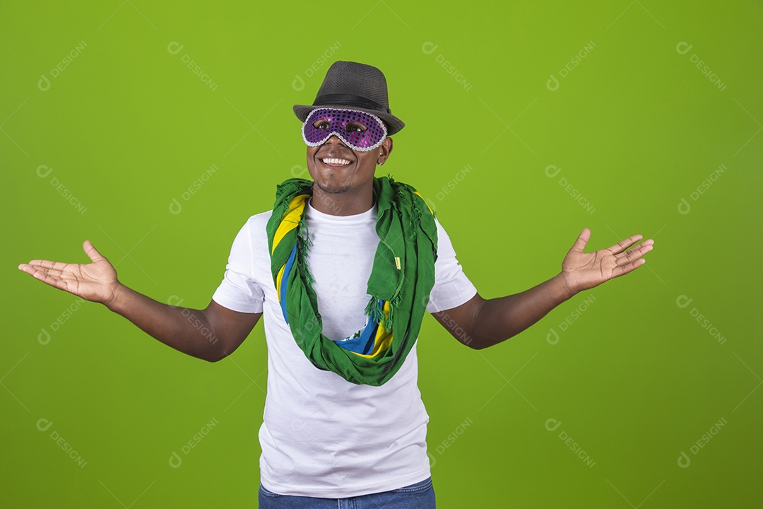 Homem jovem garoto negro fantasiado para carnaval sobre fundo isolado.