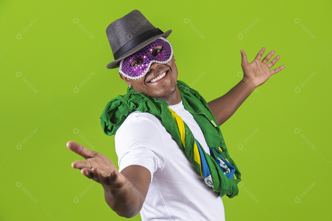 Homem jovem garoto negro fantasiado para carnaval sobre fundo isolado.