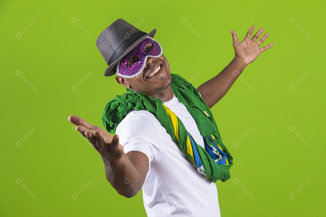 Homem jovem garoto negro fantasiado para carnaval sobre fundo isolado.