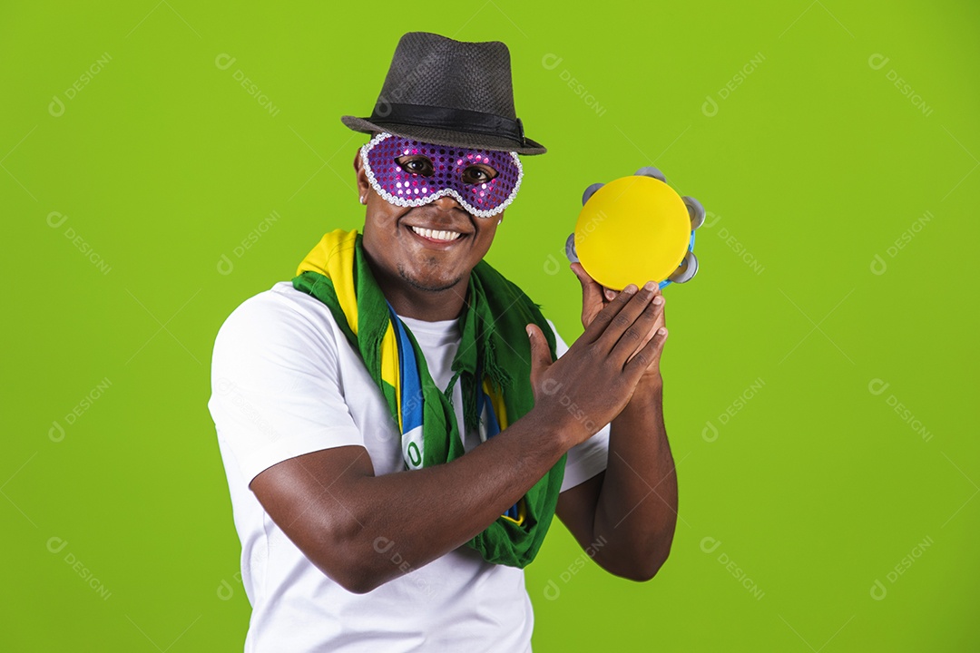 Homem jovem garoto negro fantasiado para carnaval sobre fundo isolado.