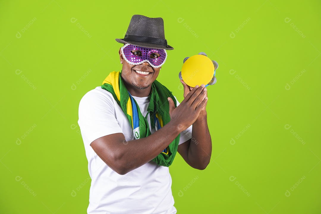 Homem jovem garoto negro fantasiado para carnaval sobre fundo isolado.