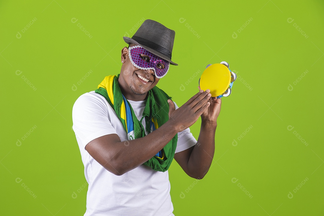 Homem jovem garoto negro fantasiado para carnaval sobre fundo isolado.
