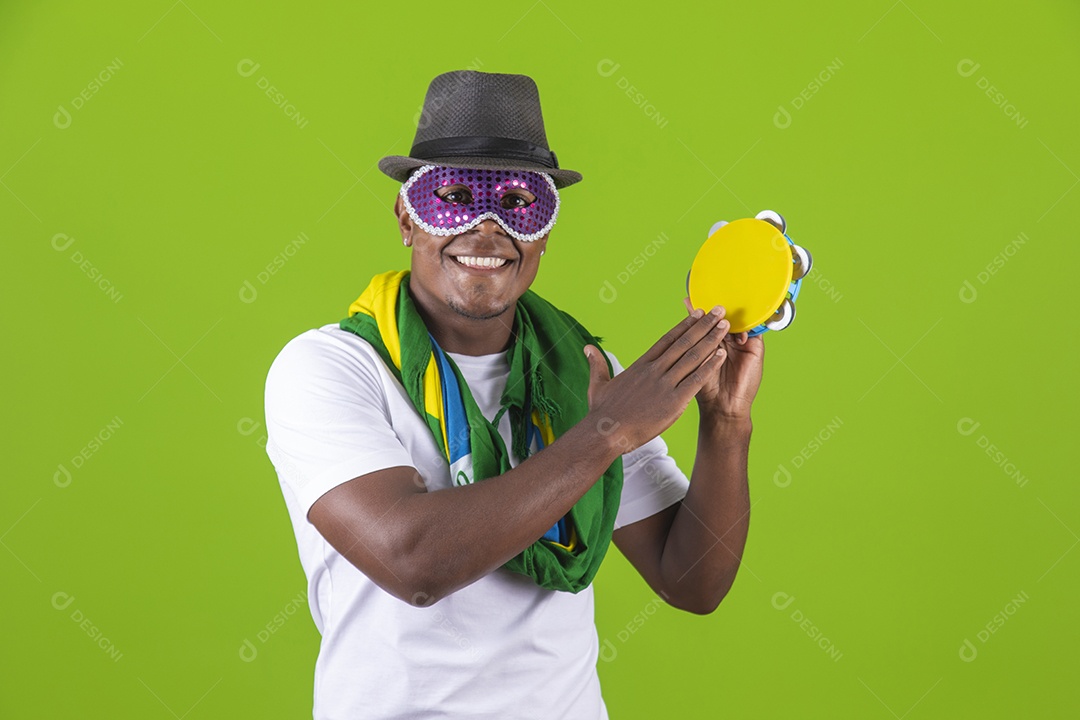 Homem jovem garoto negro fantasiado para carnaval sobre fundo isolado.