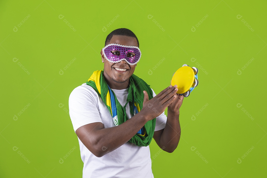 Homem jovem garoto negro fantasiado para carnaval sobre fundo isolado.