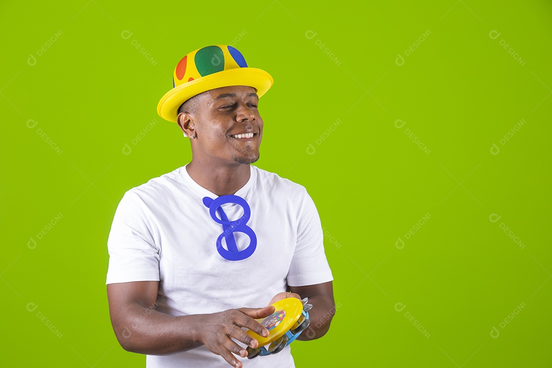 Homem jovem garoto negro fantasiado para carnaval sobre fundo isolado.