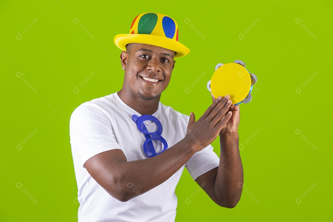 Homem jovem garoto negro fantasiado para carnaval sobre fundo isolado.