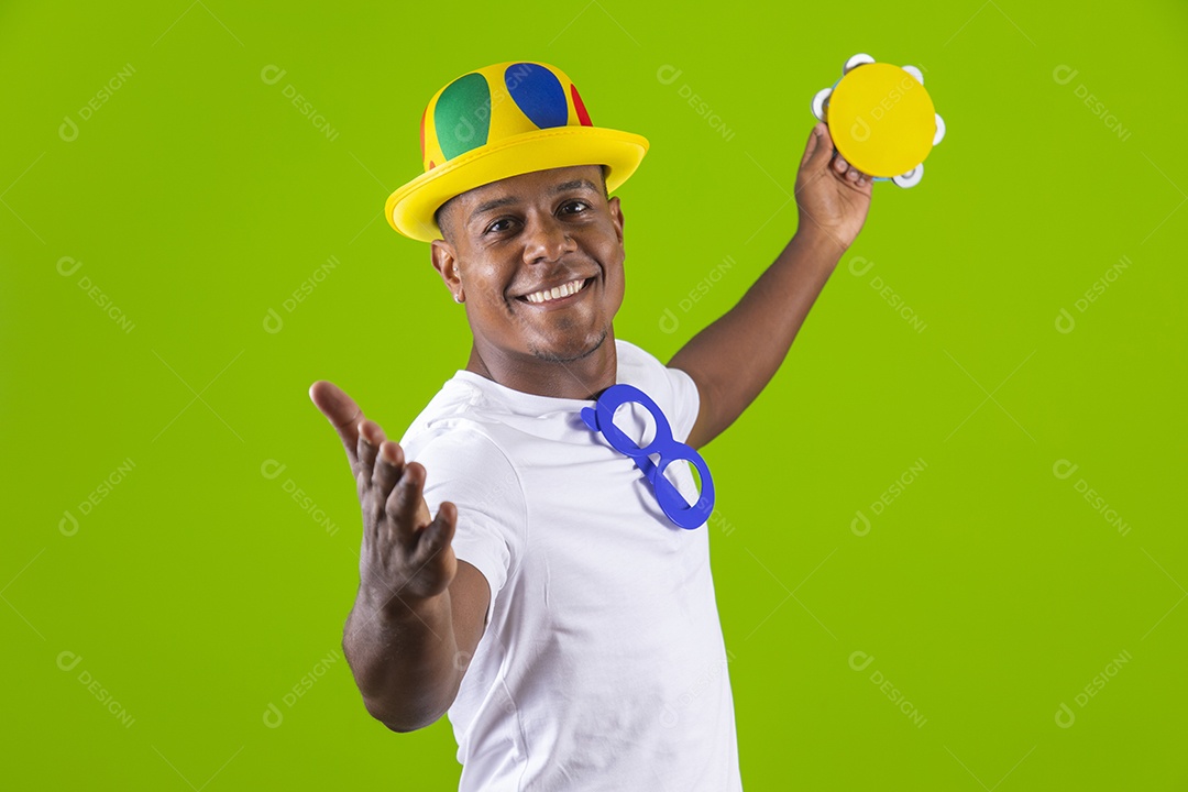 Homem jovem garoto negro fantasiado para carnaval sobre fundo isolado